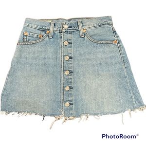 Levi’s A-Line Button Down Mini Skirt Raw Hem medium wash 25